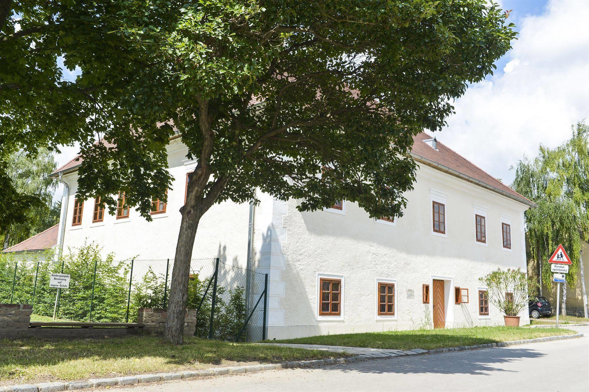Schlosshotel Mailberg Exterior photo